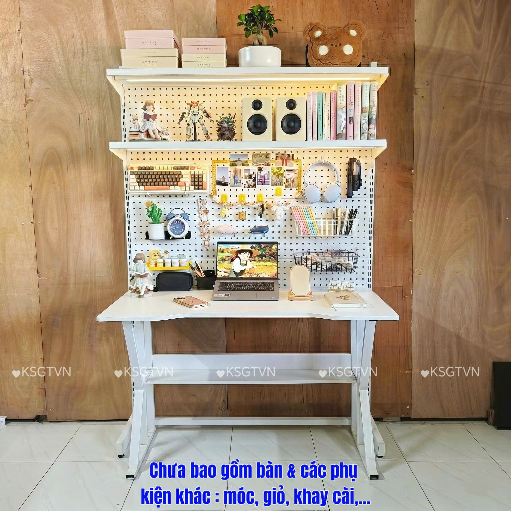 Kệ Pegboard chân đứng treo phụ kiện đa năng giúp tận dụng không gian theo chiều dọc, hạn chế đồ đạc bừa bộn. Phù hợp cho bàn làm việc, góc học tập, studio và phòng ngủ. Kệ Pegboard decor trang trí bàn làm việc là giải pháp lưu trữ thông minh cho không gian hiện đại. Có thể tùy chỉnh vị trí móc, khay và phụ kiện theo nhu cầu sử dụng.