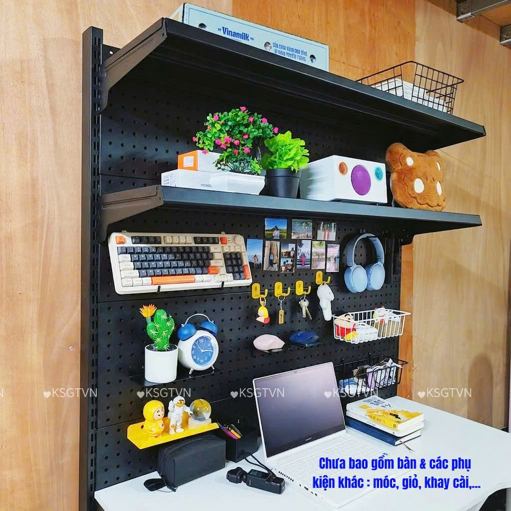Kệ Pegboard chân đứng decor hiện đại giúp biến góc bàn làm việc đơn điệu thành không gian đẹp mắt và tiện dụng. Phù hợp cho cả lưu trữ, trưng bày và trang trí. Kệ pegboard chân đứng dài 1.2m x cao 1.8m x 2 mâm tầng sơn tĩnh điện màu đen