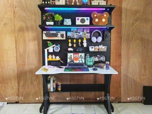 Kệ Pegboard chân đứng decor góc học tập giúp sách vở, văn phòng phẩm và phụ kiện được sắp xếp gọn gàng. Thiết kế linh hoạt, dễ thay đổi cách bố trí theo sở thích.