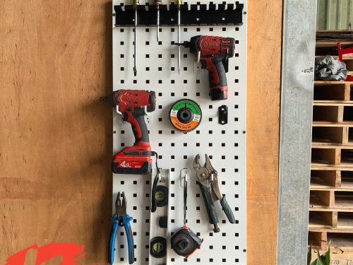 Bảng pegboard kim loại lỗ vuông cài móc treo phụ kiện đa năng