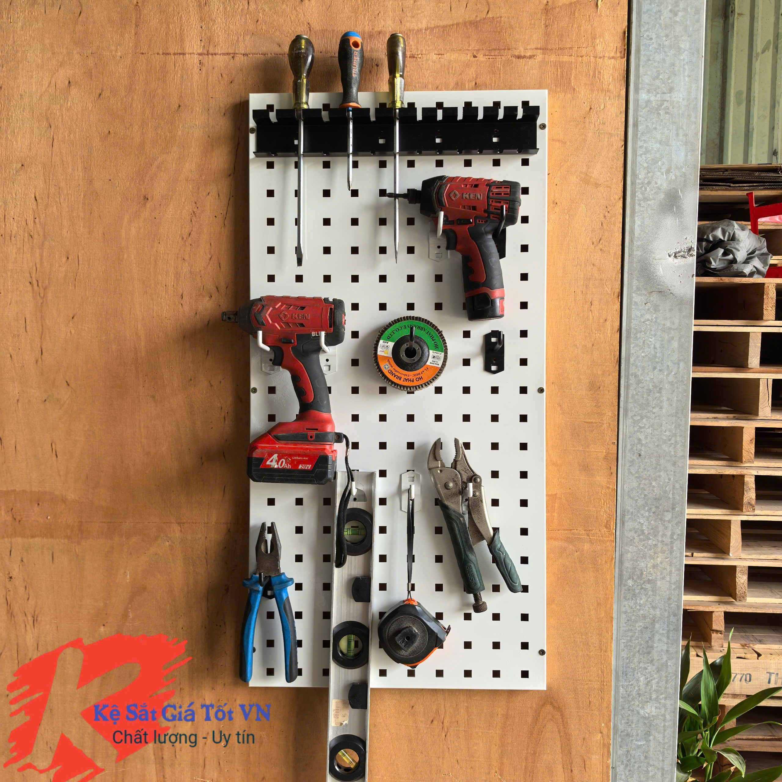Bảng pegboard kim loại lỗ vuông cài móc treo phụ kiện đa năng